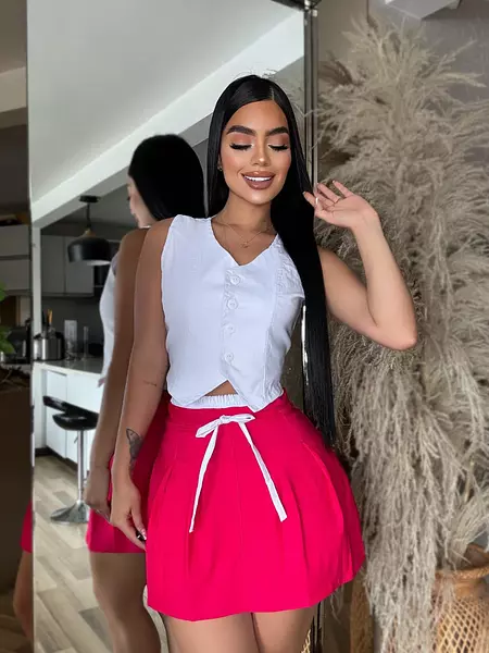 Blusa Blanca + Falda Roja