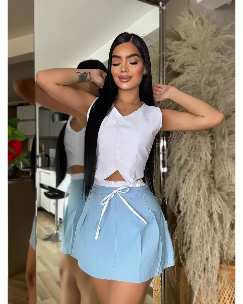 Blusa Blanca + Falda Azul Claro