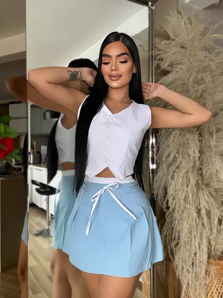 Blusa Blanca + Falda Azul Claro