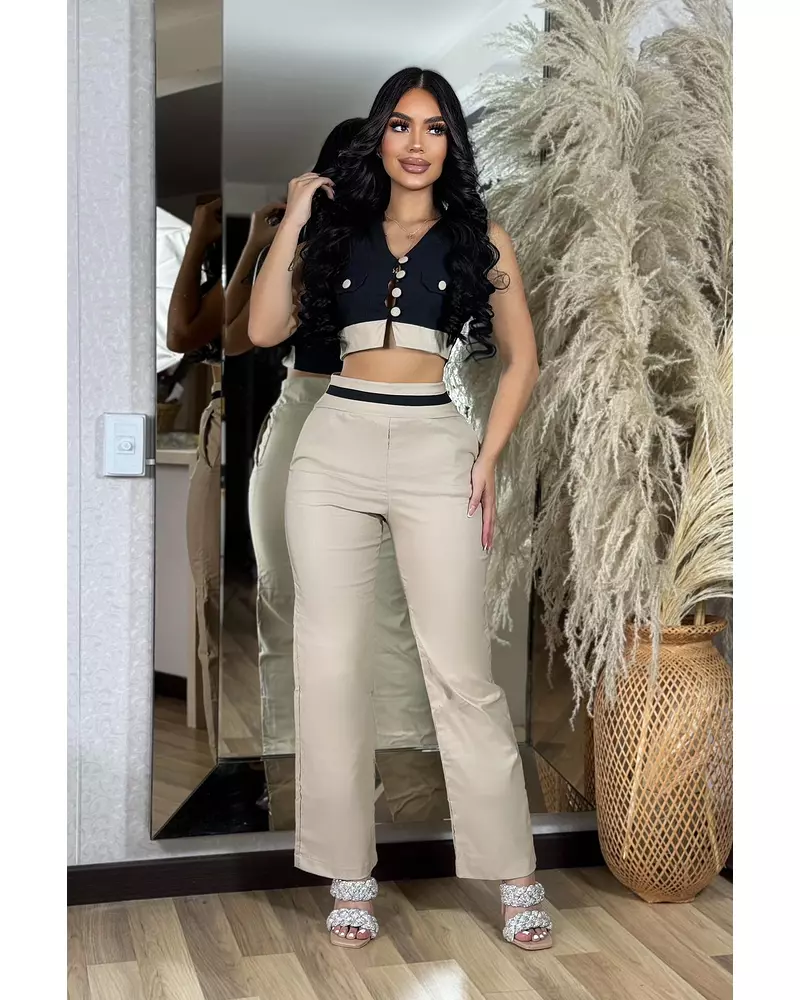 Blusa Negra Botones + Pantalon Beige