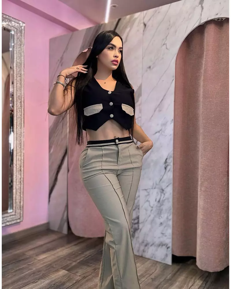 Blusa Negra + Pantalón Cafe Claro