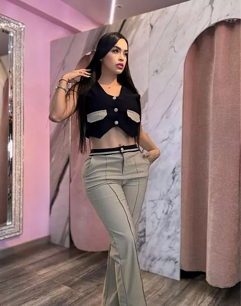 Blusa Negra + Pantalón Cafe Claro
