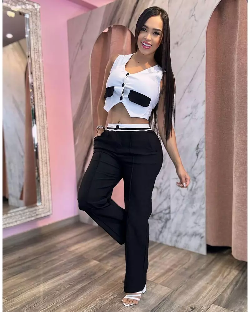 Blusa Blanca Botones + Pantalon Negro