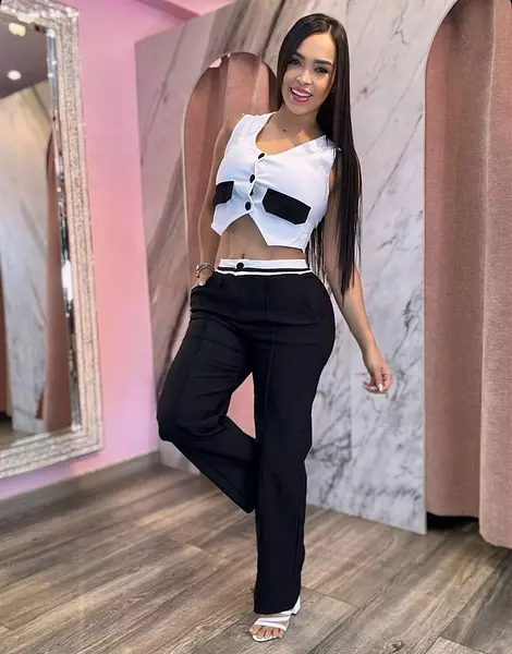 Blusa Blanca Botones + Pantalon Negro