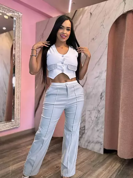 Blusa Blanca A Aplique Bolsillo + Pantalon Blanco