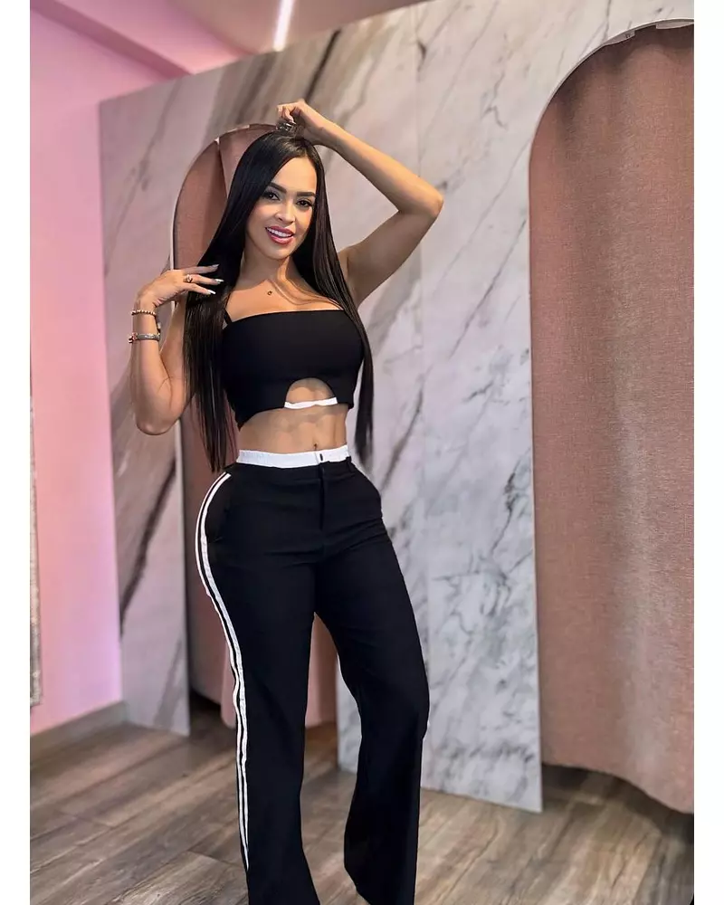 Blusa Negra + Pantalón Negro Lineas Blancas