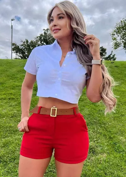 Camisa Blanca + Short Rojo