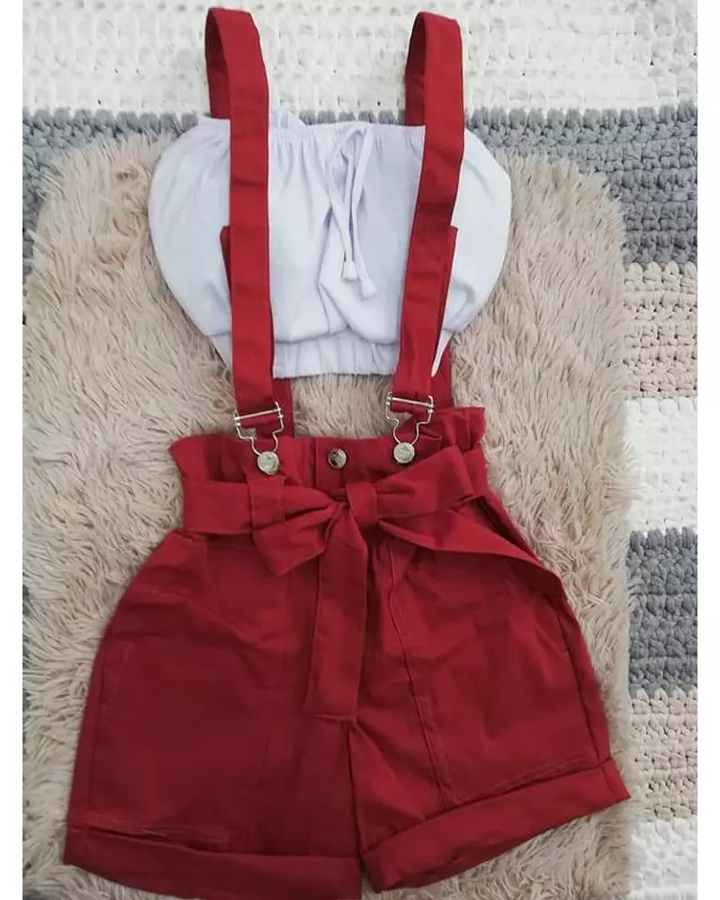 Blusa Estraple Blanca + Short Jardinero Rojo