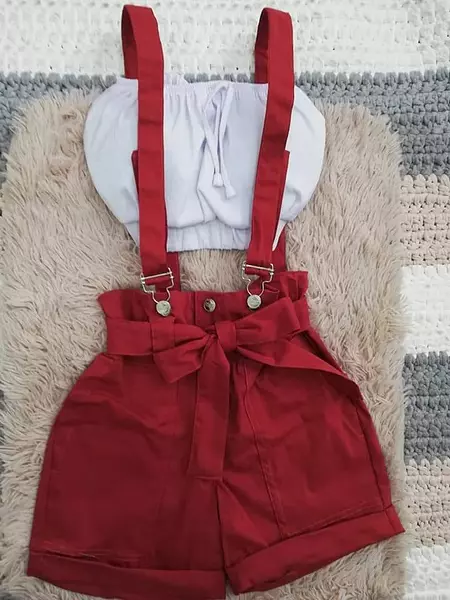 Blusa Estraple Blanca + Short Jardinero Rojo