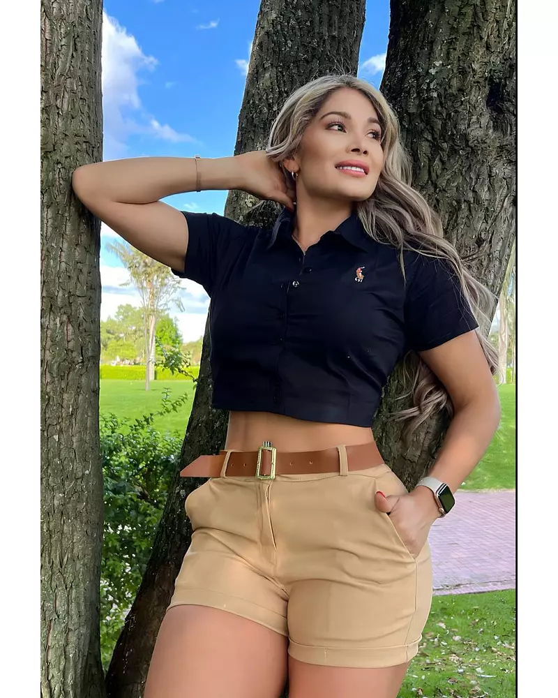 Camisa Negra + Short Cafe Claro