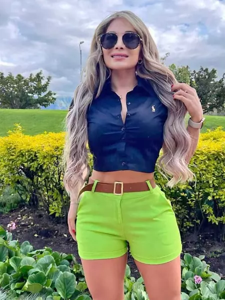 Blusa Negra + Short Verde