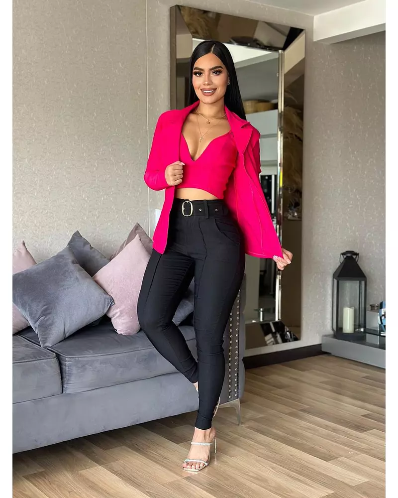 Blusa Roja + Pantalón Negro + Chaqueta Roja