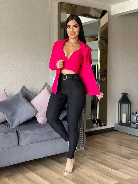 Blusa Roja + Pantalón Negro + Chaqueta Roja