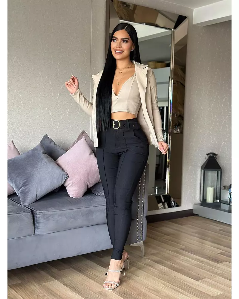 Blusa Beige + Pantalon Negro + Chaqueta Beige