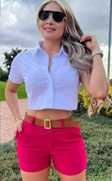 Camisa Blanca + Short Rojo